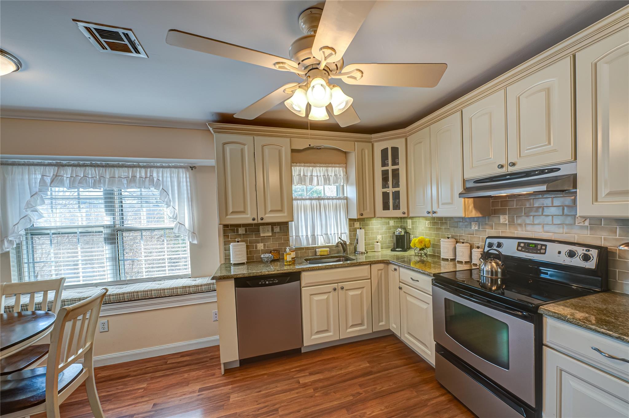 346 Woodbridge Drive #B, Ridge, New York image 4