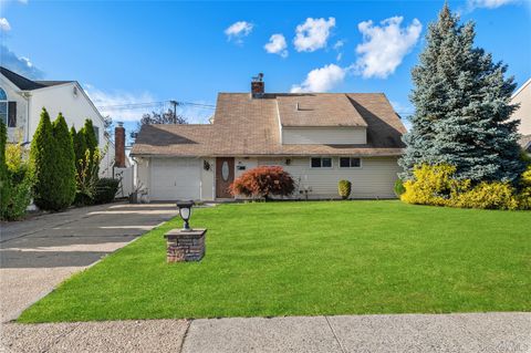 Photo of 18 Pilgrim Lane, Westbury, NY 11590 (MLS # 936694)