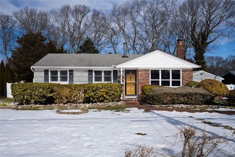 Photo of 429 Mollie Boulevard, Holbrook, NY 11741 (MLS # 962625)