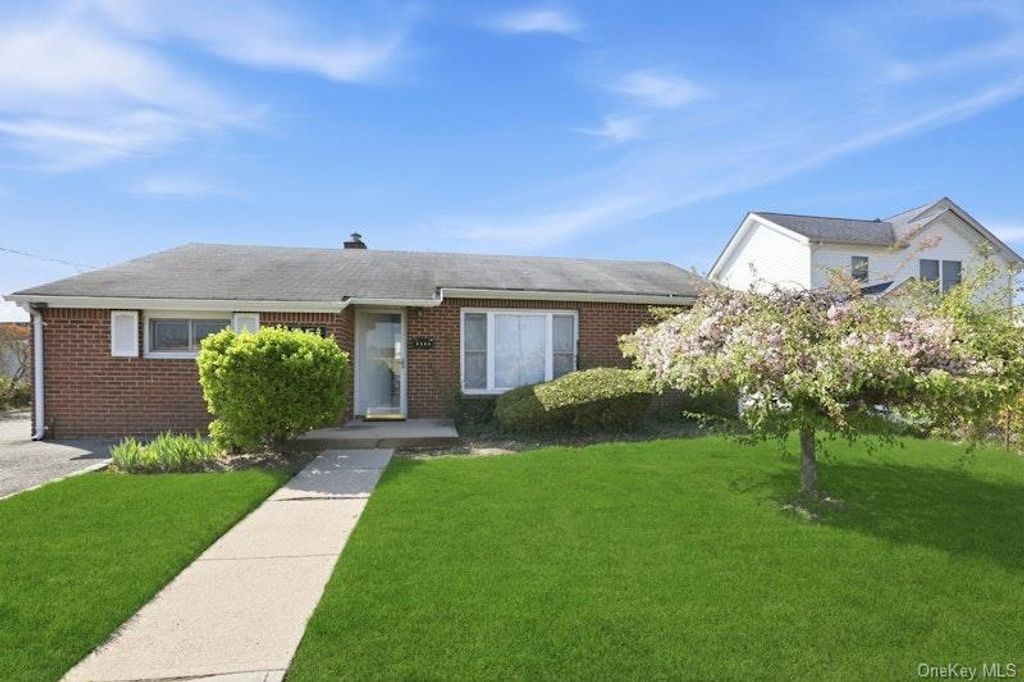 Photo of 4169 Iris Place, Bethpage, NY 11714 (MLS # 999648)