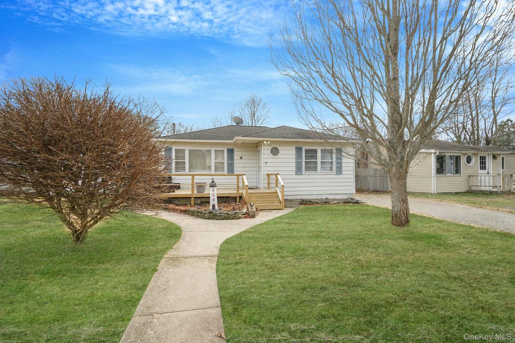 Photo of 74 Argyle Drive, Shirley, NY 11967 (MLS # 973907)