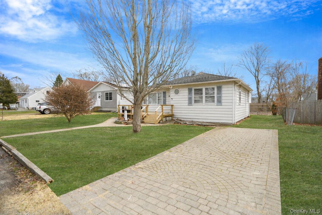 Photo of 74 Argyle Drive, Shirley, NY 11967 (MLS # 973907)