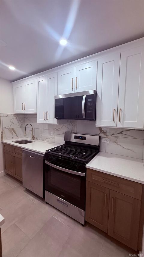 Homes For Sale - 665 Thwaites Place #4N<br/> Bronx, NY 10467