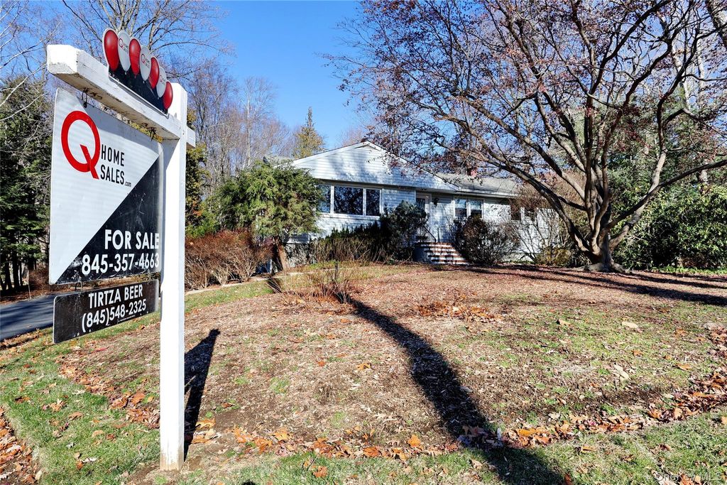 Photo of 160 Pascack Road, Chestnut Ridge, NY 10965 (MLS # 941637)