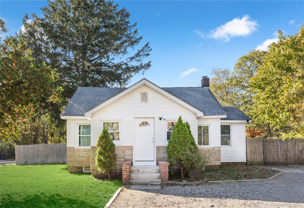 Photo of 18 Central Parkway, Medford, NY 11763 (MLS # 927428)