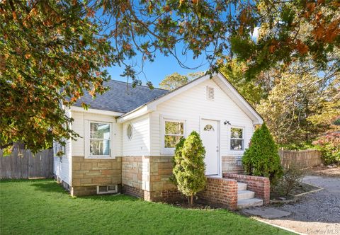 Photo of 18 Central Parkway, Medford, NY 11763 (MLS # 927428)