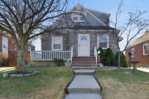 Photo of 704 Barnes Avenue, Baldwin, NY 11510 (MLS # 952128)