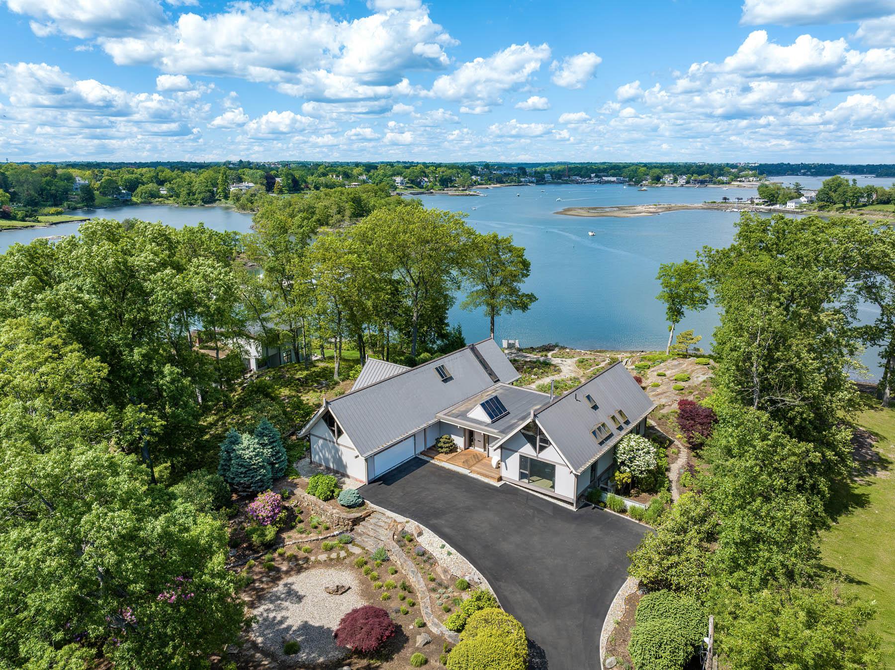 Kirby Lane, Rye, New York - 4 Bedrooms  
4 Bathrooms  
12 Rooms - 