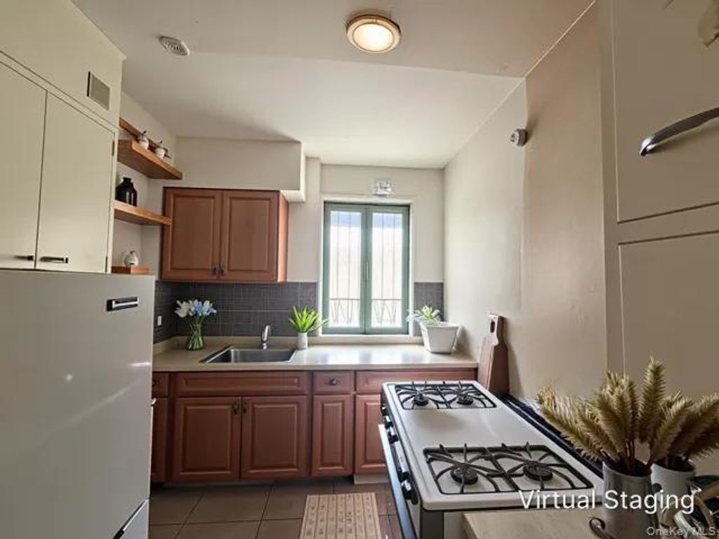 Photo of 1527 Metropolitan Avenue #3A, Bronx, NY 10462 (MLS # 1000780)