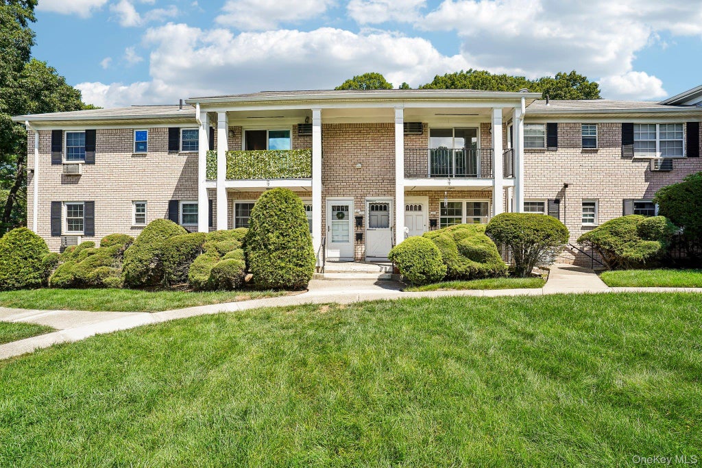 Photo of 15 Doxbury Lane, Suffern, NY 10901 (MLS # 1044001)