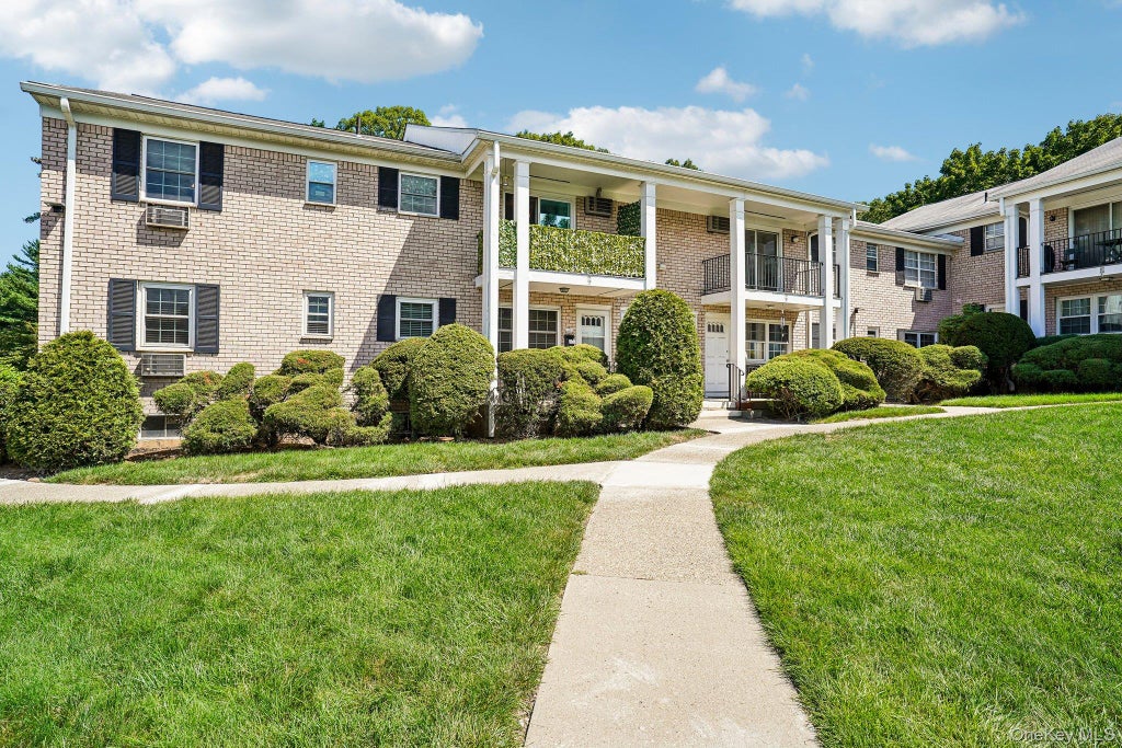 Photo of 15 Doxbury Lane, Suffern, NY 10901 (MLS # 1044001)