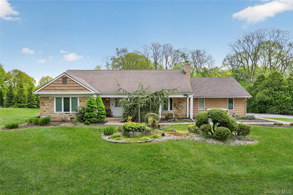 Photo of 24 Thorngrove Lane, Dix Hills, NY 11746 (MLS # 999724)