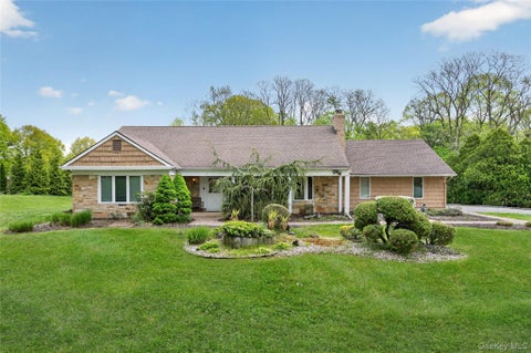 Homes For Sale - 24 Thorngrove Lane<br/> Dix Hills, NY 11746