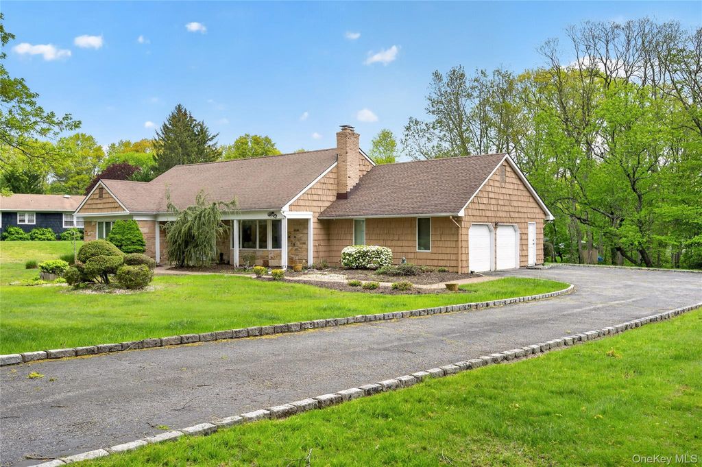 Photo of 24 Thorngrove Lane, Dix Hills, NY 11746 (MLS # 999724)