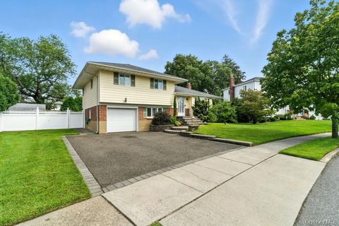 Photo of 21 Macarthur Avenue, Plainview, NY 11803 (MLS # 928954) Photo of 21 Macarthur Avenue, Plainview, NY 11803 (MLS # 928954)
