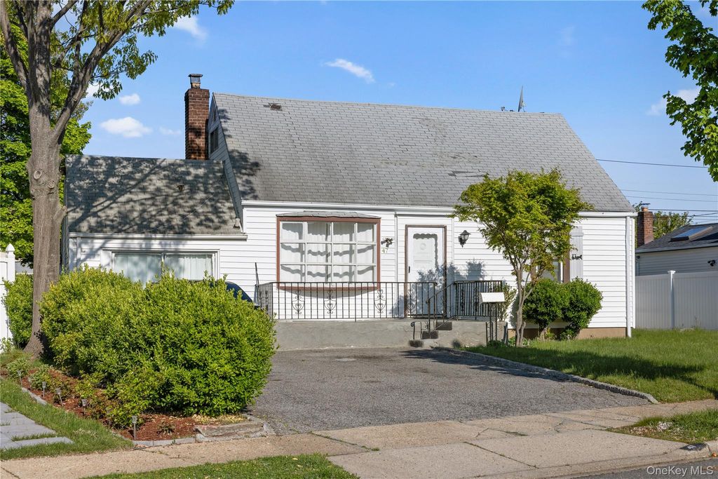 Photo of 47 Cardinal Road, Levittown, NY 11756 (MLS # 997261)