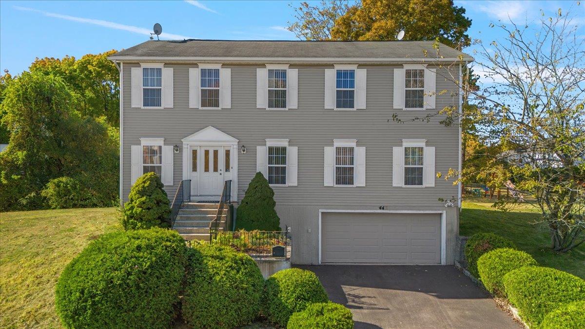 Greenvale Circle, White Plains, New York - 4 Bedrooms  
3 Bathrooms - 