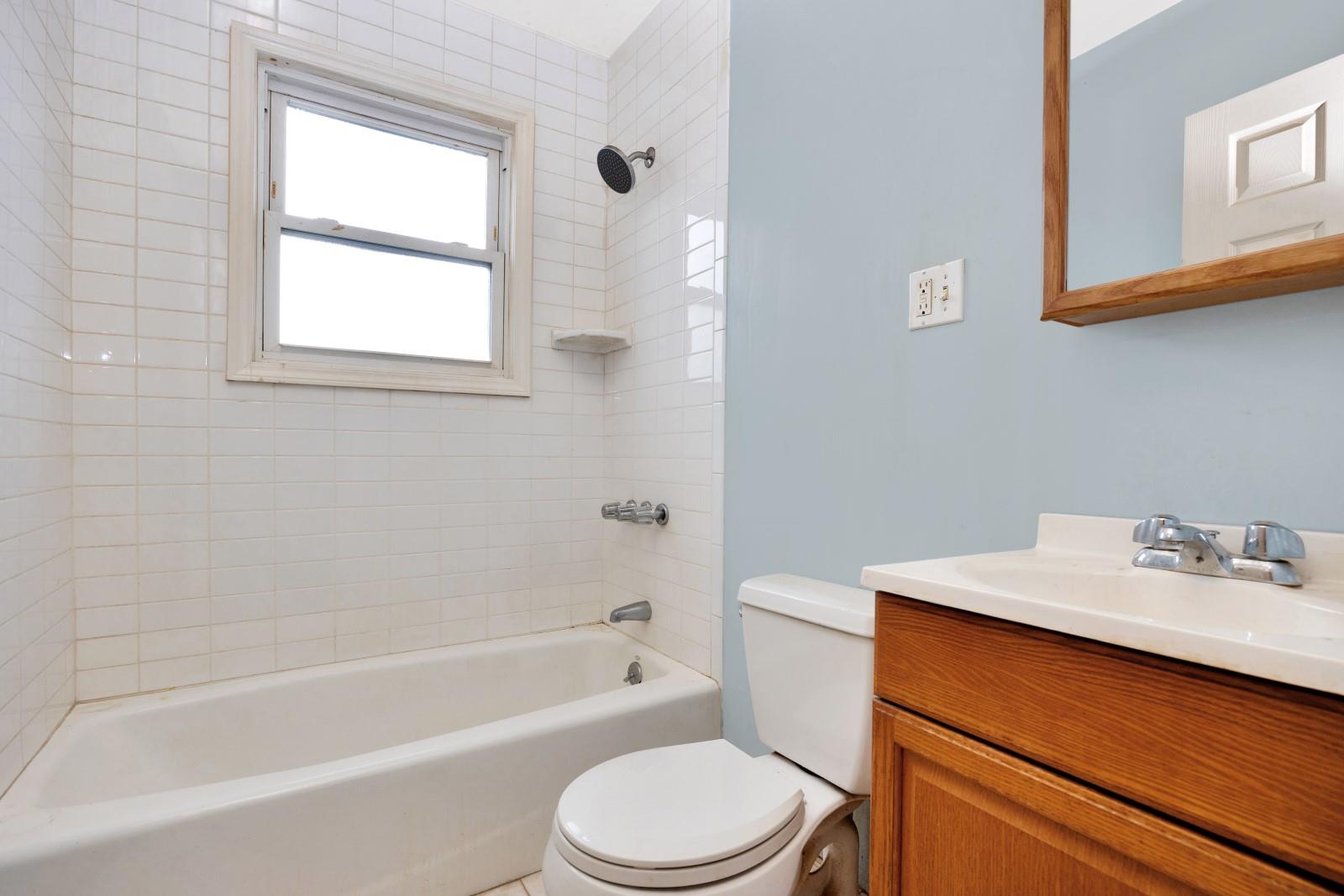 254-11 82nd Road, Glen Oaks, New York image 11