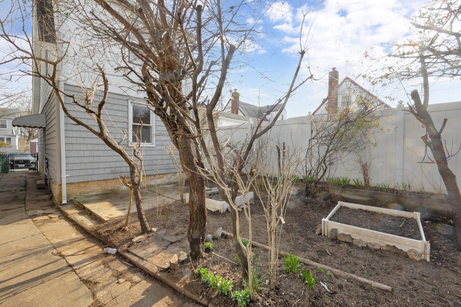 254-11 82nd Road, Glen Oaks, New York image 17