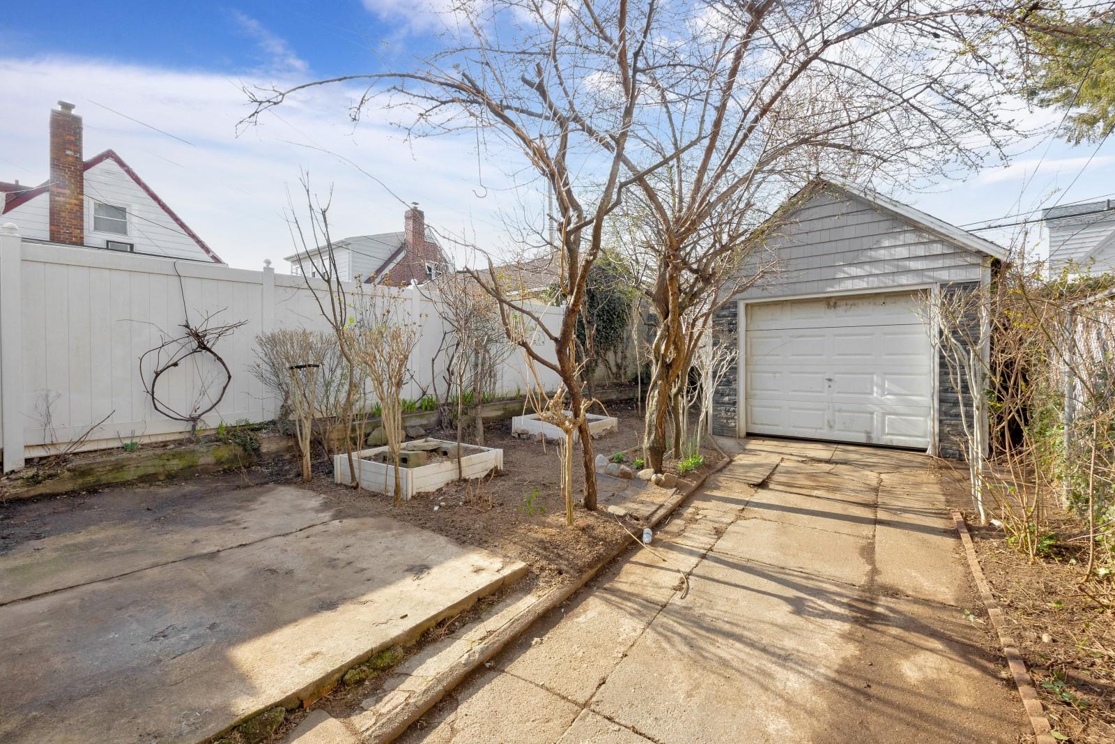 254-11 82nd Road, Glen Oaks, New York image 15