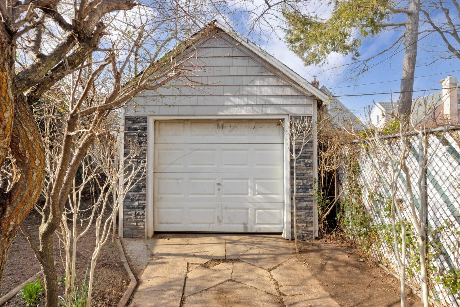 254-11 82nd Road, Glen Oaks, New York image 16