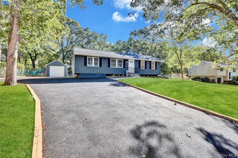 Photo of 31 Fawn Lane W, South Setauket, NY 11720 (MLS # 914518)