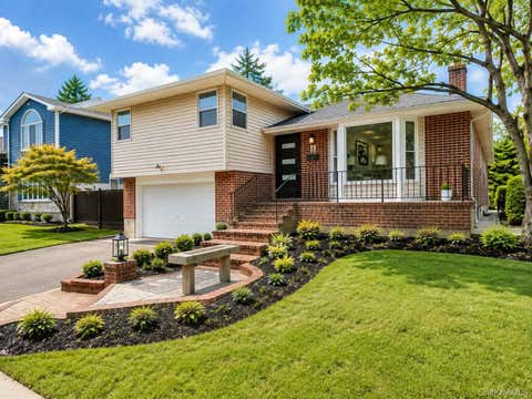 Homes For Sale - 5 Warren Place<br/> Plainview, NY 11803