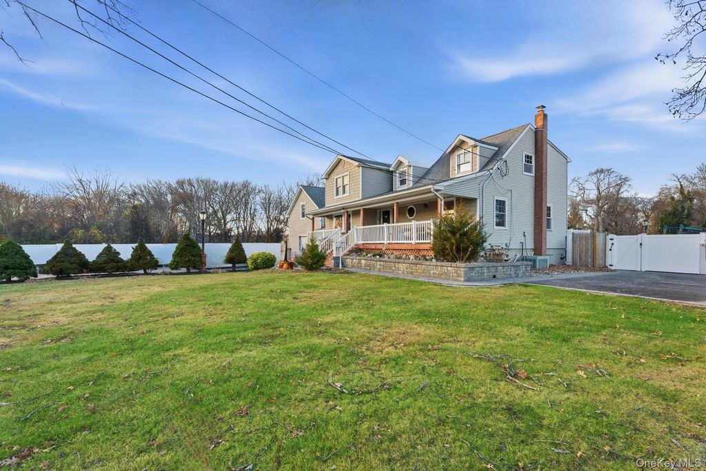 Photo of 2011 Orinoco Drive, West Islip, NY 11795 (MLS # 939334)