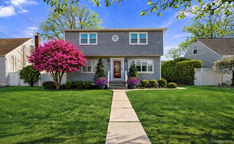 Photo of 102 Commonwealth Avenue, Massapequa, NY 11758 (MLS # 984481)