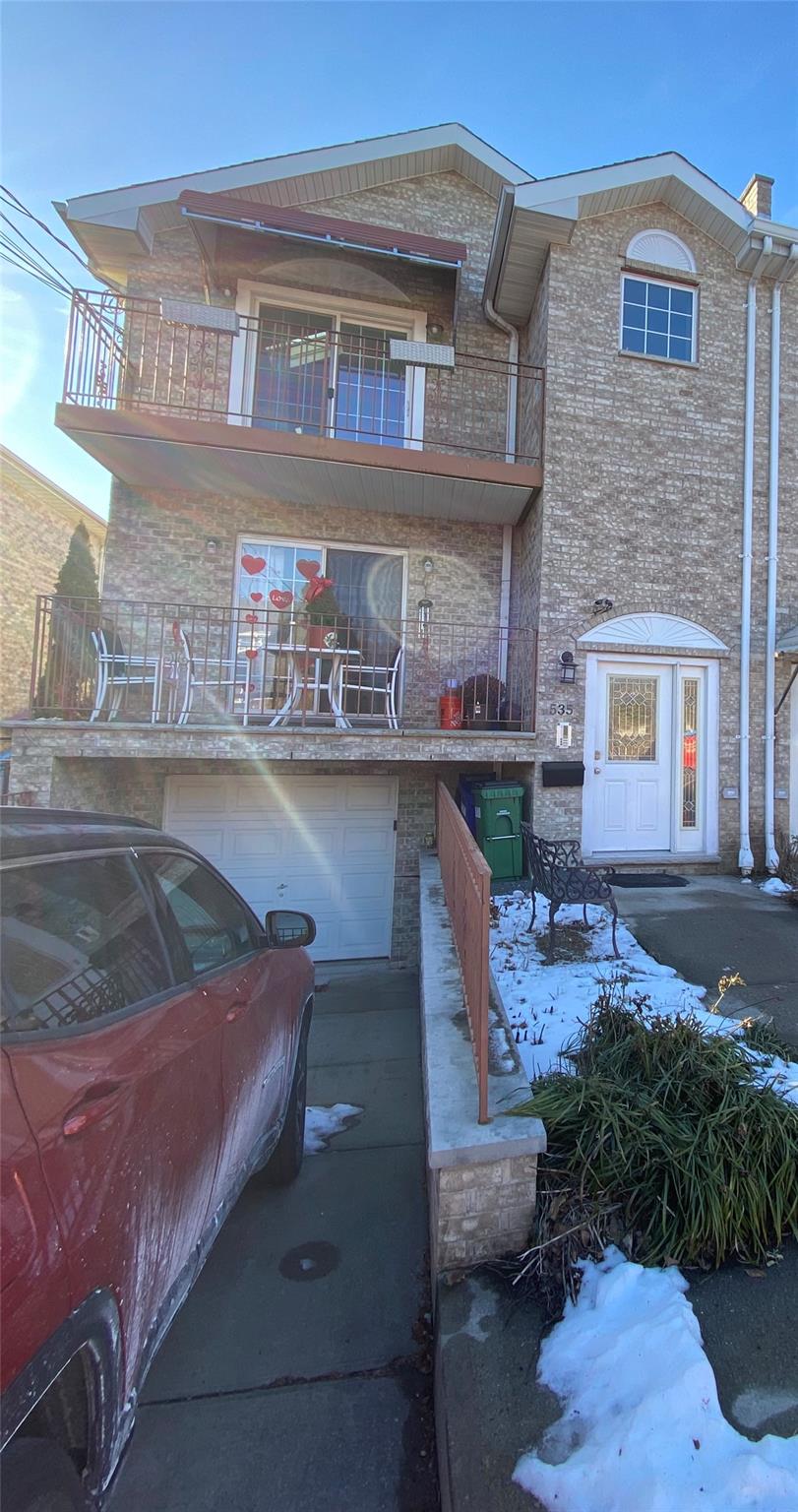 Minnieford Avenue, Bronx, New York - 3 Bedrooms  
2 Bathrooms - 