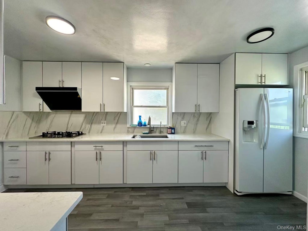 Photo of 215 Mineola Avenue, Carle Place, NY 11514 (MLS # 1060623)