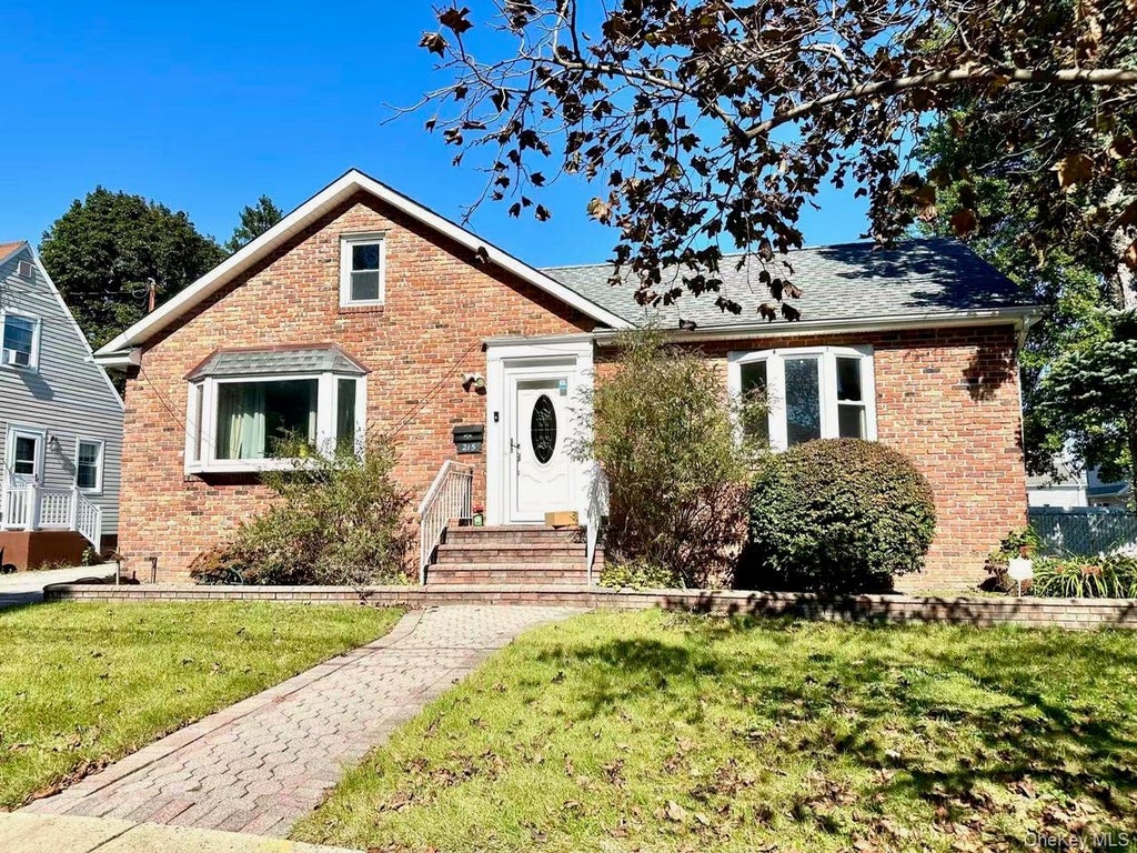 Photo of 215 Mineola Avenue, Carle Place, NY 11514 (MLS # 1060623)