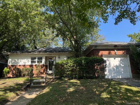 Photo of 1584 Kew Avenue, Hewlett, NY 11557 (MLS # 914670)