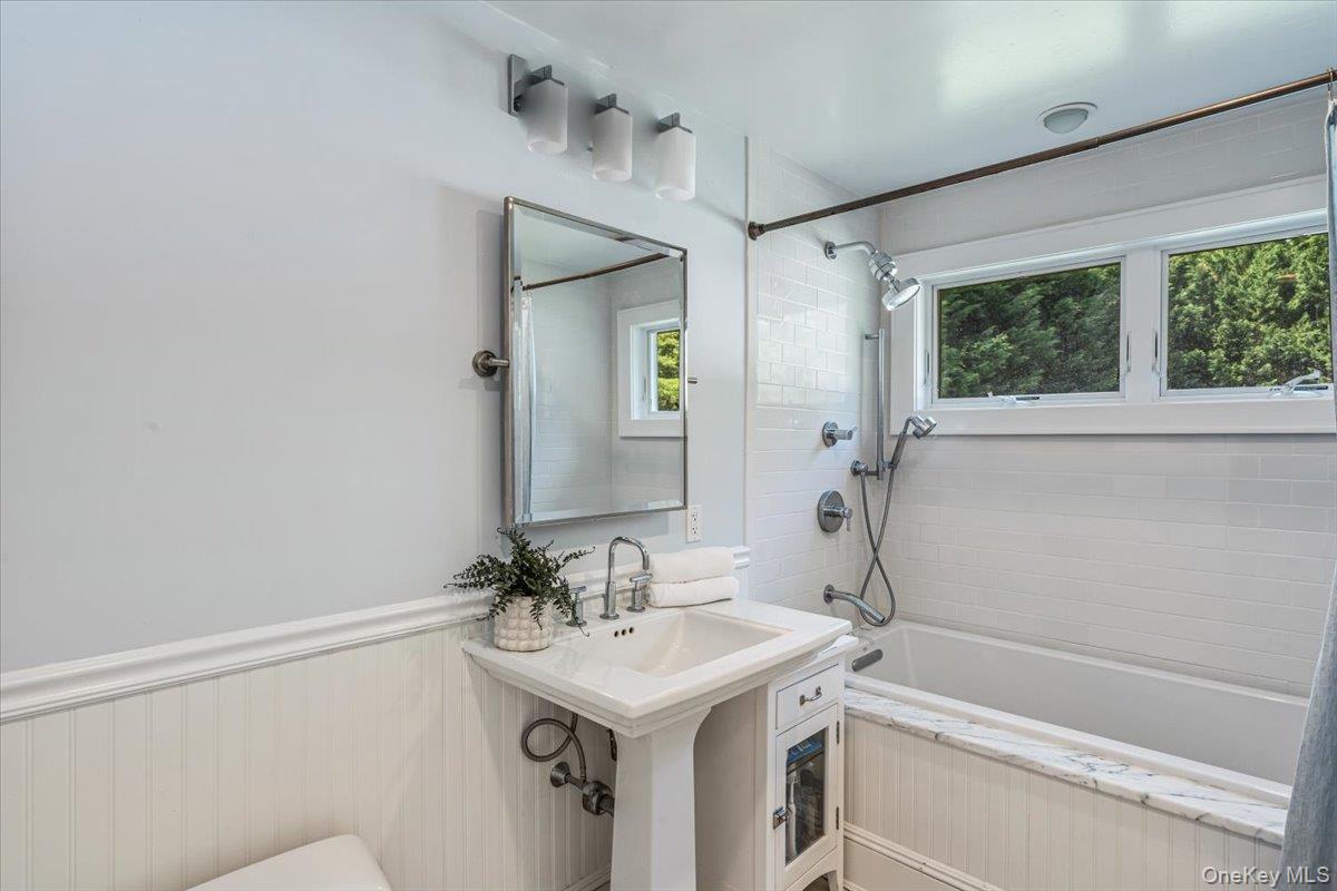 Sands Point, New York 11050, United States, 4 Bedrooms Bedrooms, ,3 BathroomsBathrooms,Residential,Active,138174