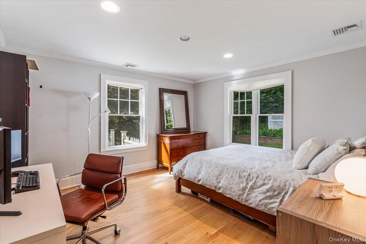 Sands Point, New York 11050, United States, 4 Bedrooms Bedrooms, ,3 BathroomsBathrooms,Residential,Active,138174