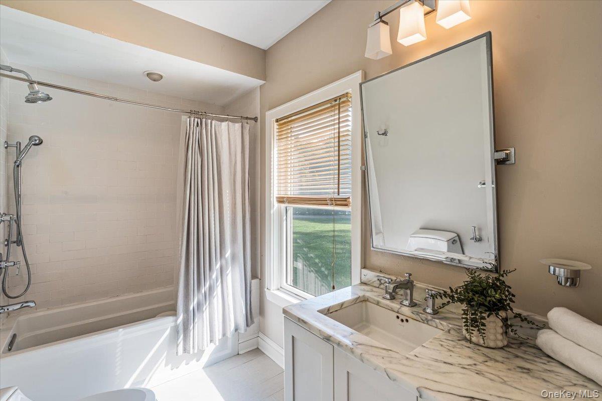 Sands Point, New York 11050, United States, 4 Bedrooms Bedrooms, ,3 BathroomsBathrooms,Residential,Active,138174