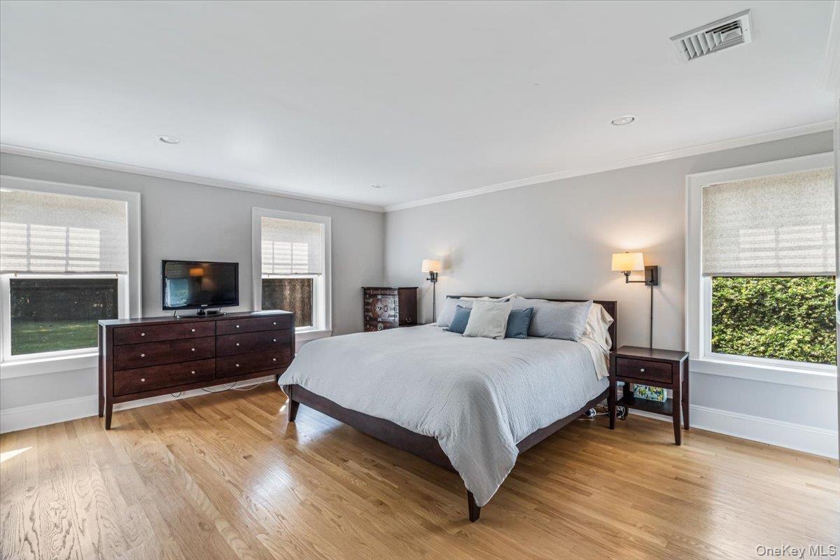 Sands Point, New York 11050, United States, 4 Bedrooms Bedrooms, ,3 BathroomsBathrooms,Residential,Active,138174