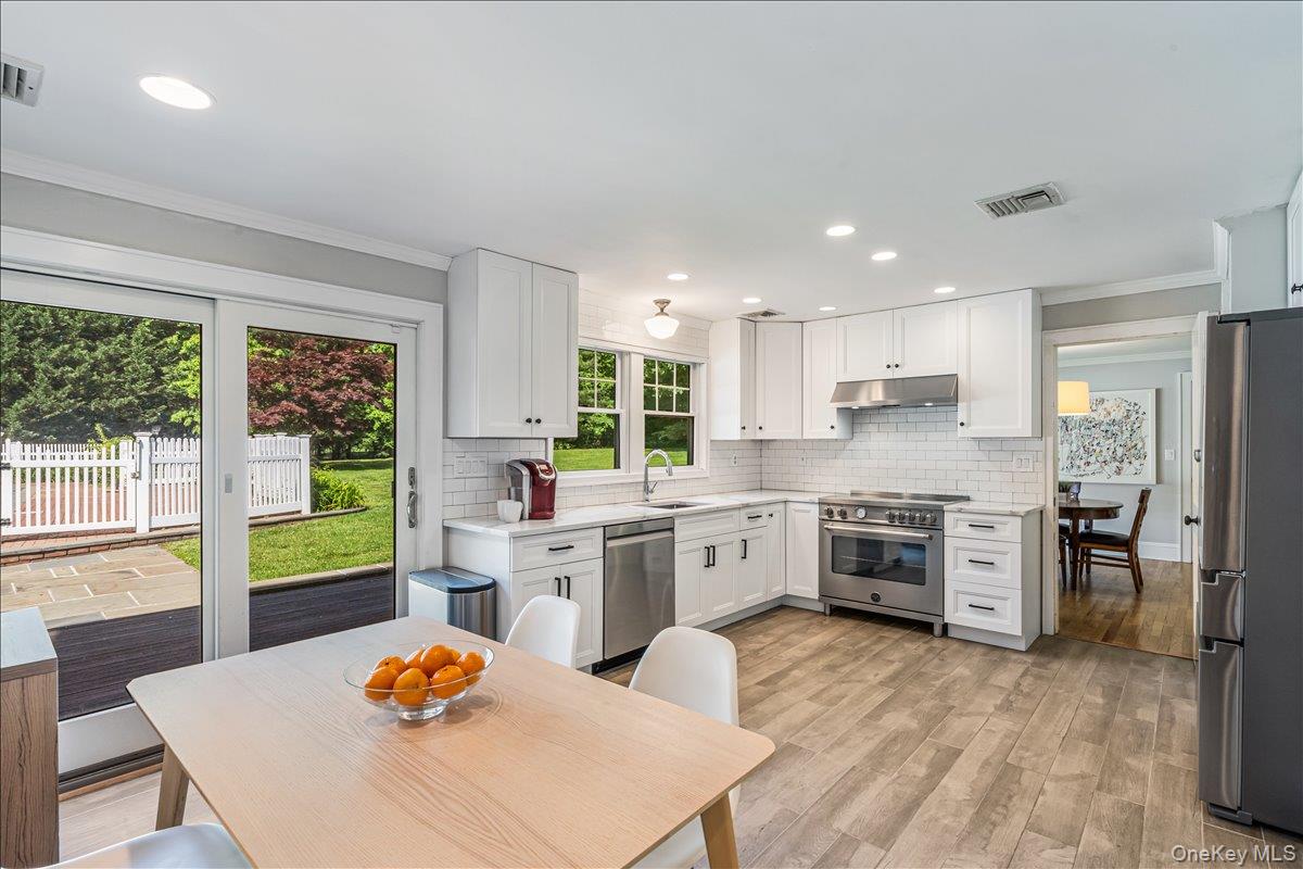 Sands Point, New York 11050, United States, 4 Bedrooms Bedrooms, ,3 BathroomsBathrooms,Residential,Active,138174