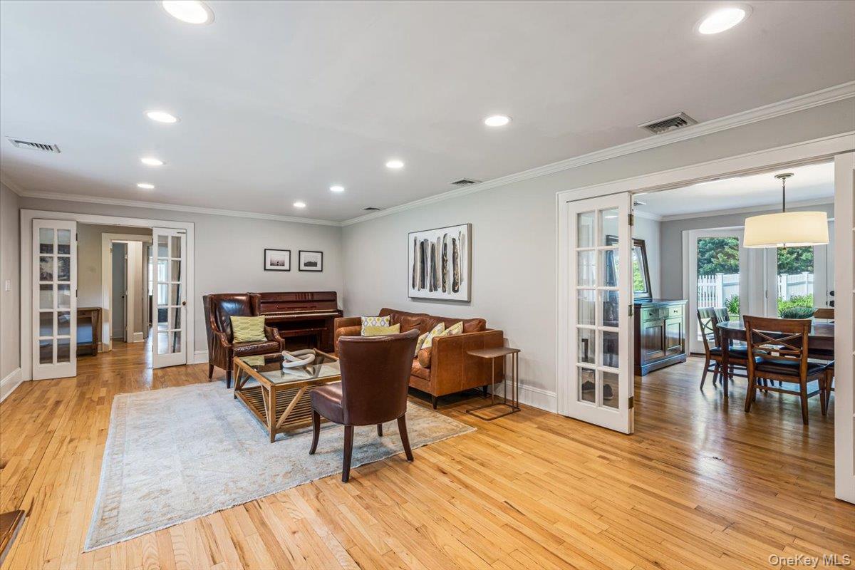 Sands Point, New York 11050, United States, 4 Bedrooms Bedrooms, ,3 BathroomsBathrooms,Residential,Active,138174