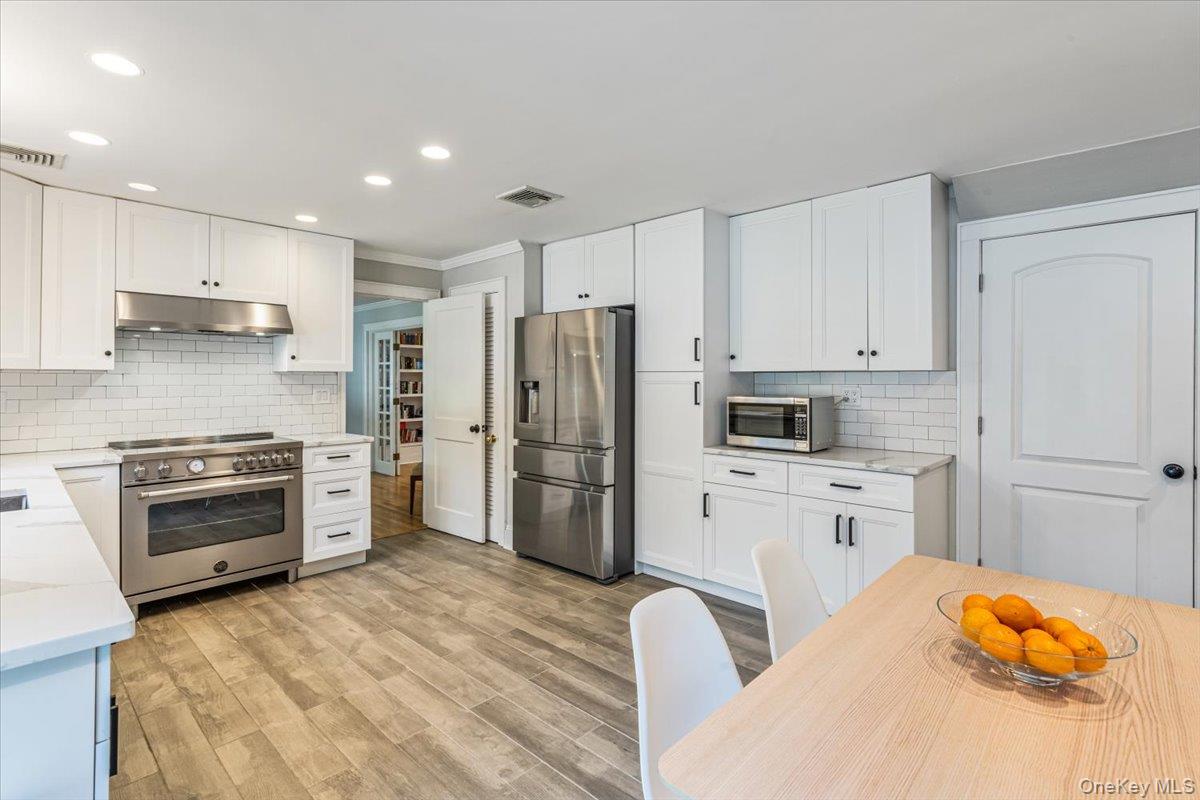 Sands Point, New York 11050, United States, 4 Bedrooms Bedrooms, ,3 BathroomsBathrooms,Residential,Active,138174