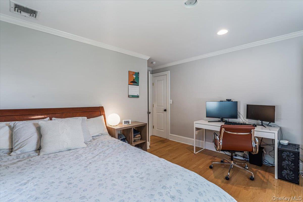 Sands Point, New York 11050, United States, 4 Bedrooms Bedrooms, ,3 BathroomsBathrooms,Residential,Active,138174