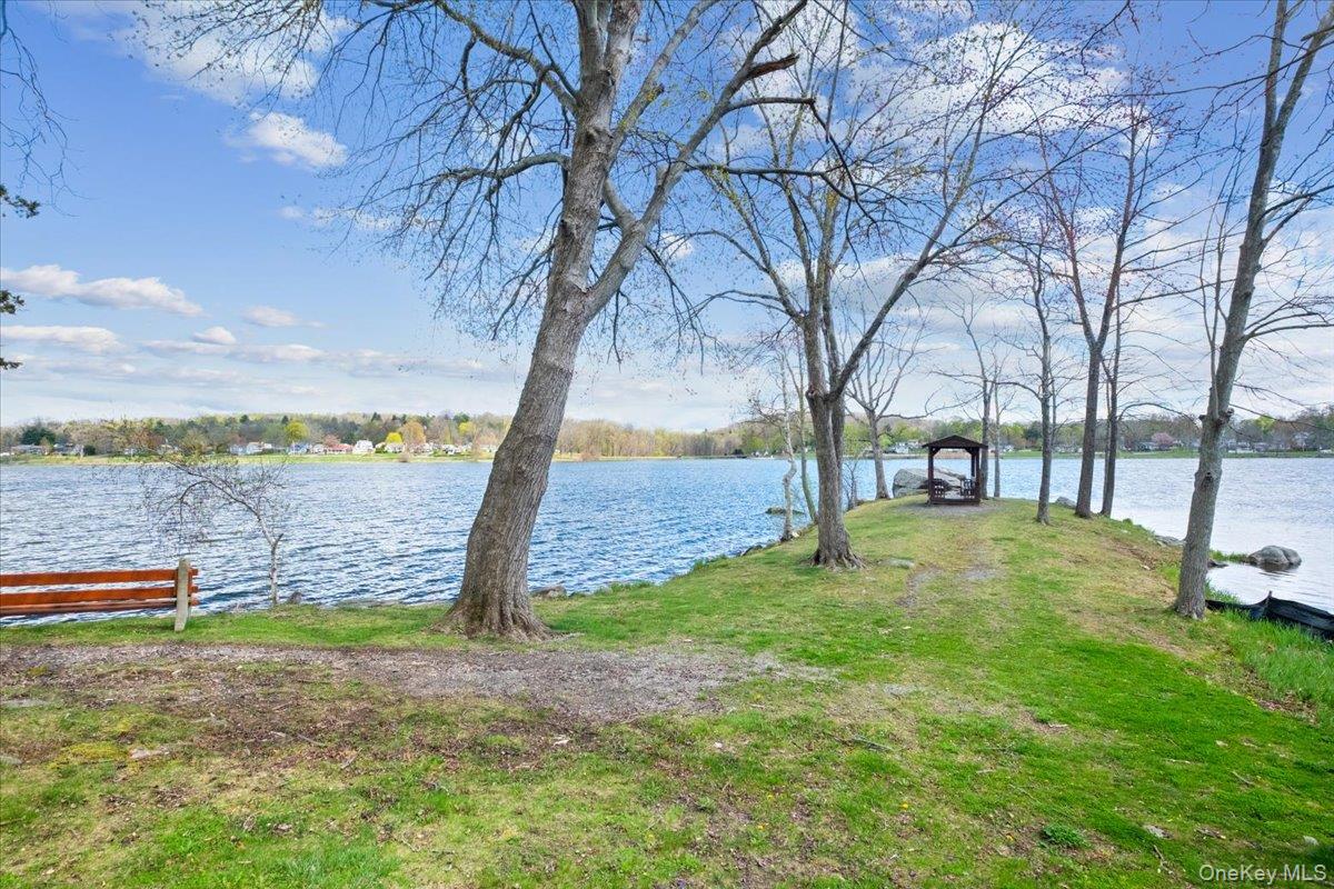 155 W Lakeshore Drive