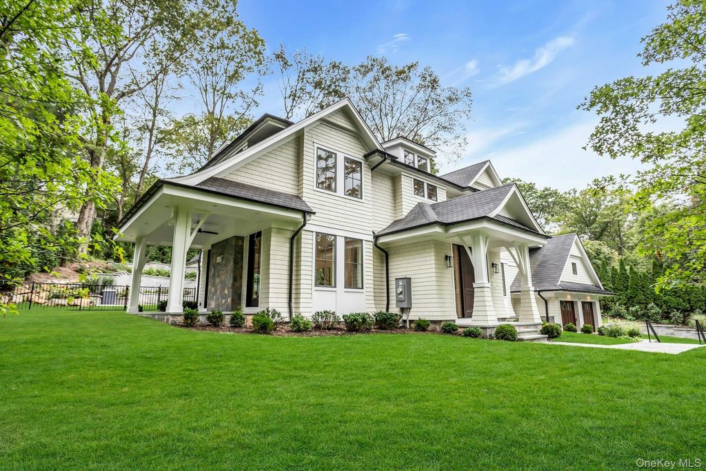Photo of 80 The Oaks, Roslyn Estates, NY 11576 (MLS # 853186)