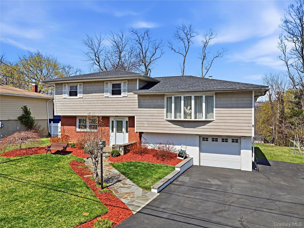 Photo of 10 Valleyview Road, Elmsford, NY 10523 (MLS # 984082)