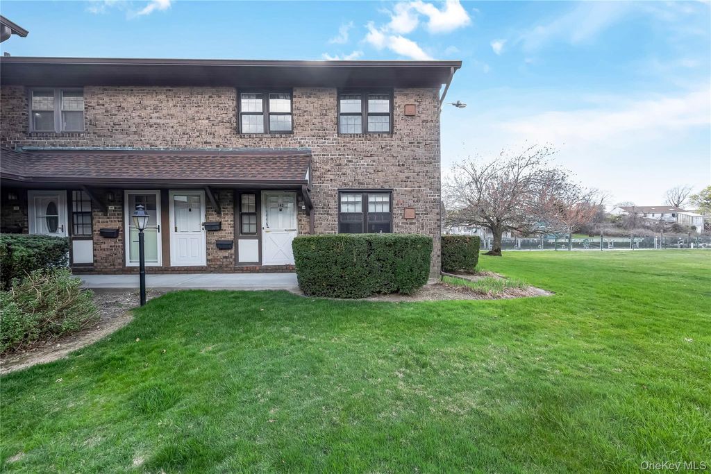 Photo of 140 Mariners Way, Copiague, NY 11726 (MLS # 987268)