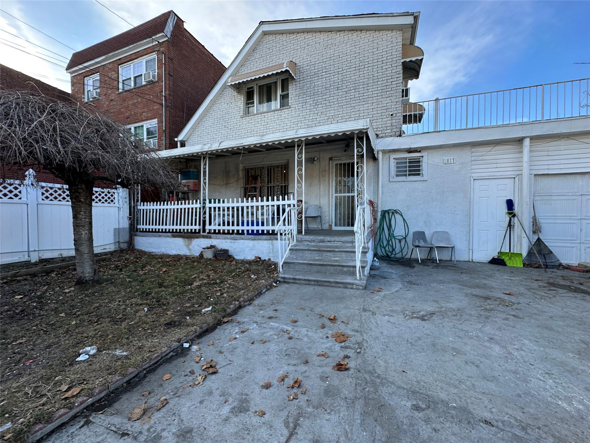 Schieffelin Avenue, Bronx, New York - 4 Bedrooms  
2 Bathrooms - 