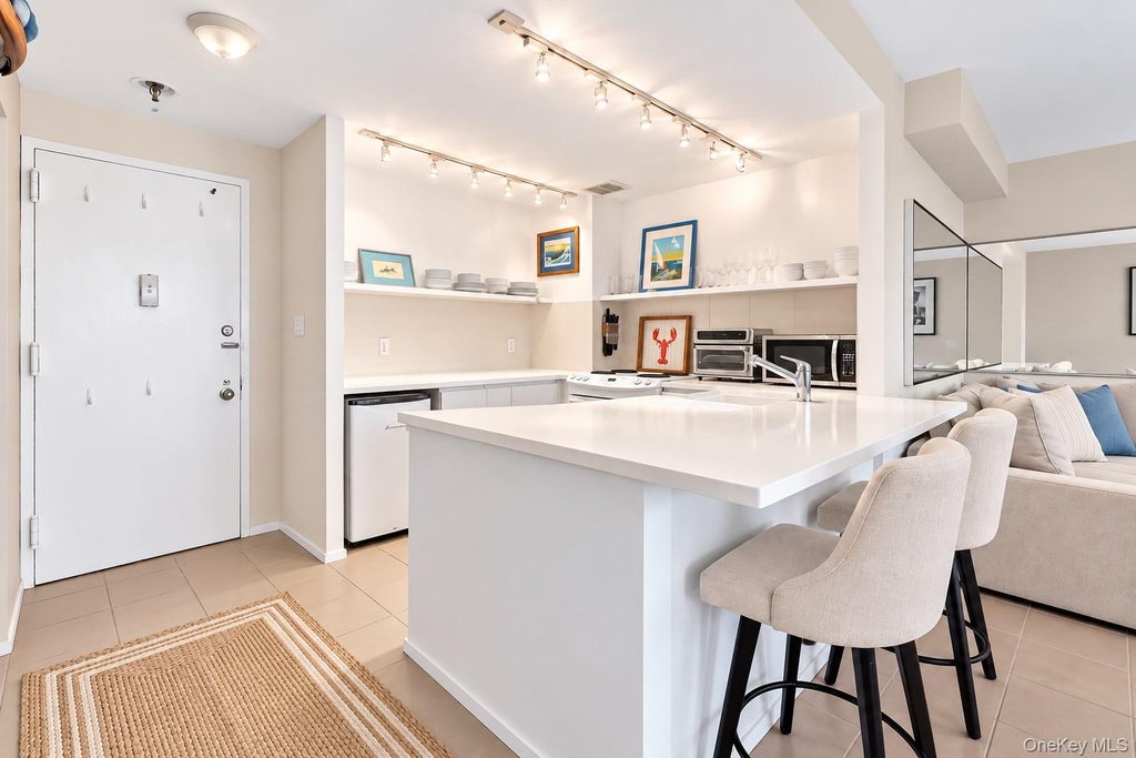 Photo of 100 W Broadway #4N, Long Beach, NY 11561 (MLS # 1061400)