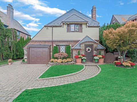 Homes For Sale - 16 Kenilworth Road<br/> Mineola, NY 11501
