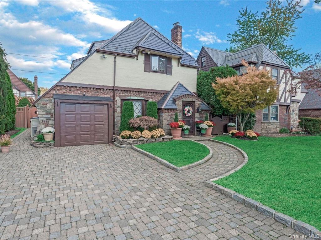 Photo of 16 Kenilworth Road, Mineola, NY 11501 (MLS # 982341)