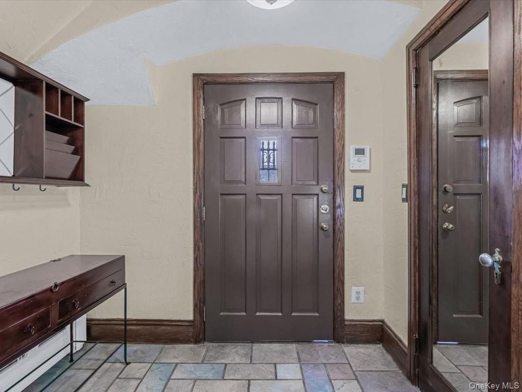 Photo of 16 Kenilworth Road, Mineola, NY 11501 (MLS # 982341)